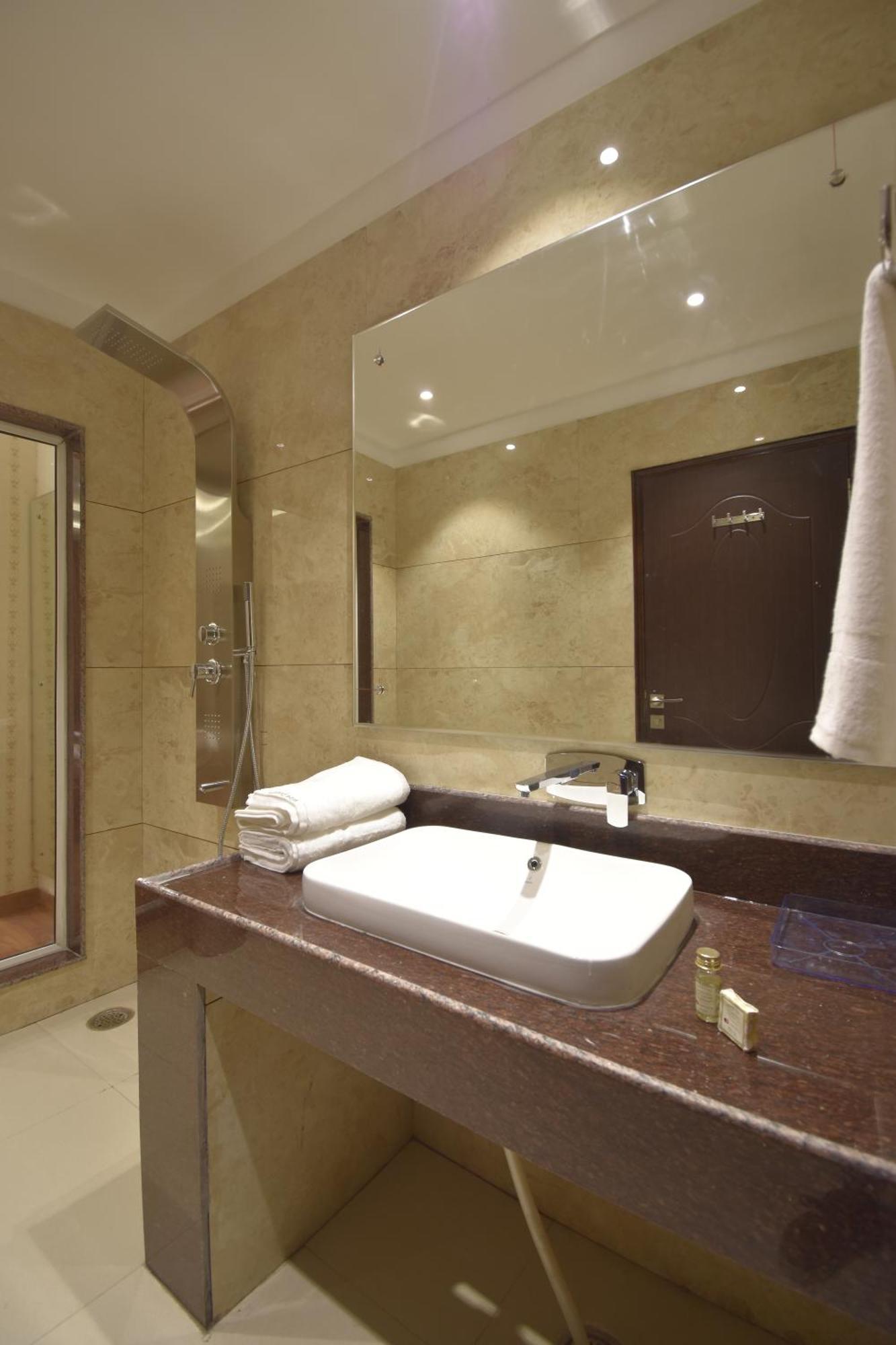 Grand Him Queen Ac Centralized Dharamshala Exterior photo